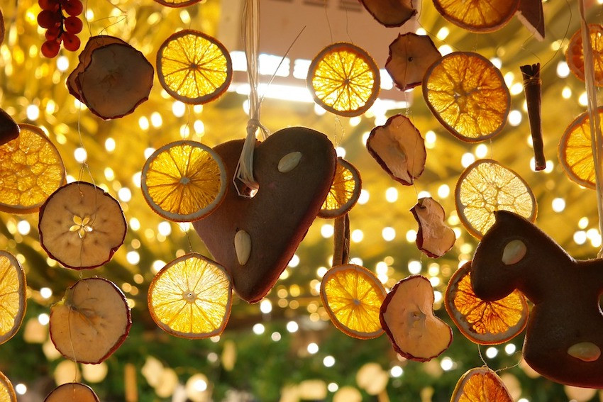 Orangenscheiben und Lebkuchen an einem Weihnachtsmarktstand