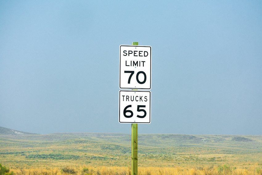 Straßenschilder mit Geschwindigkeitsanzeige im Hintergrund Praerie