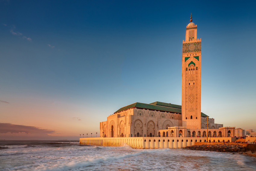 Moschee am Meer bei Sonnenuntergang