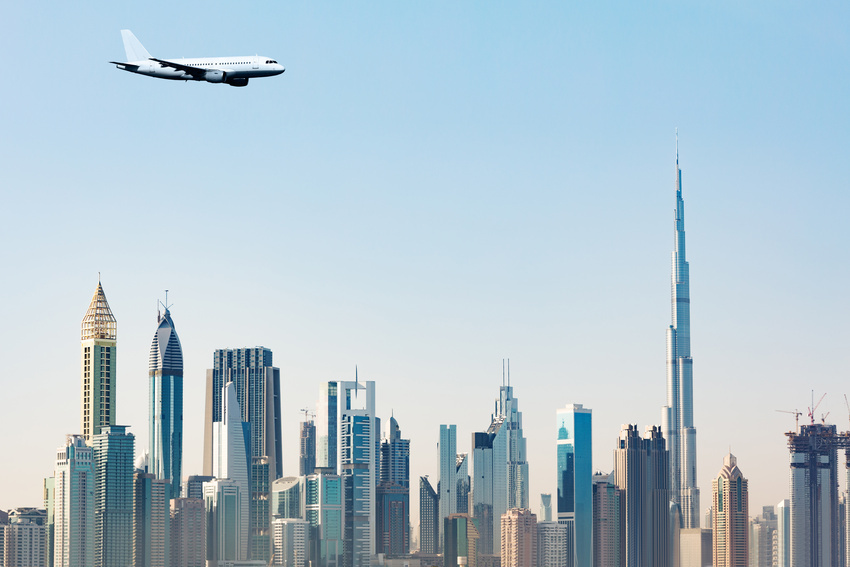 Dubai-Skyline mit Flugzeug